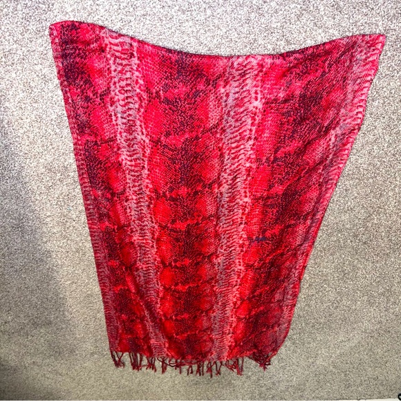 ❌SOLD❌🔥5/$25🔥 Red Snakeskin Print Scarf - Picture 2 of 3